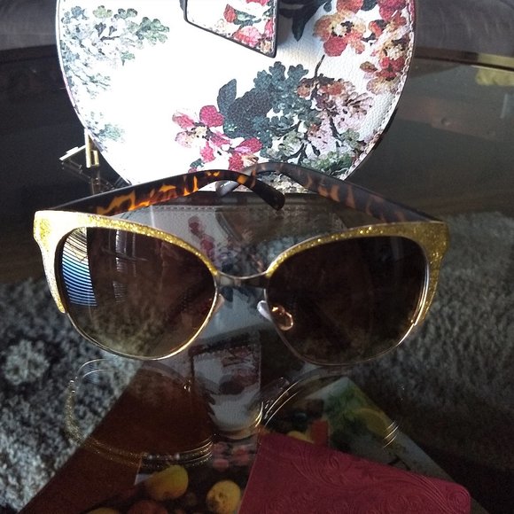 Accessories - 💋 New Sunglasses Tortoise Cat Eye Gold Sparkle
